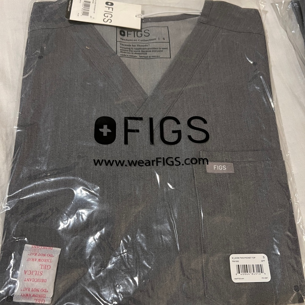 BNWT FIGS MEN LEON THREE POCKET SCRUB SMALL SIZE GRAPHITE COLOR
